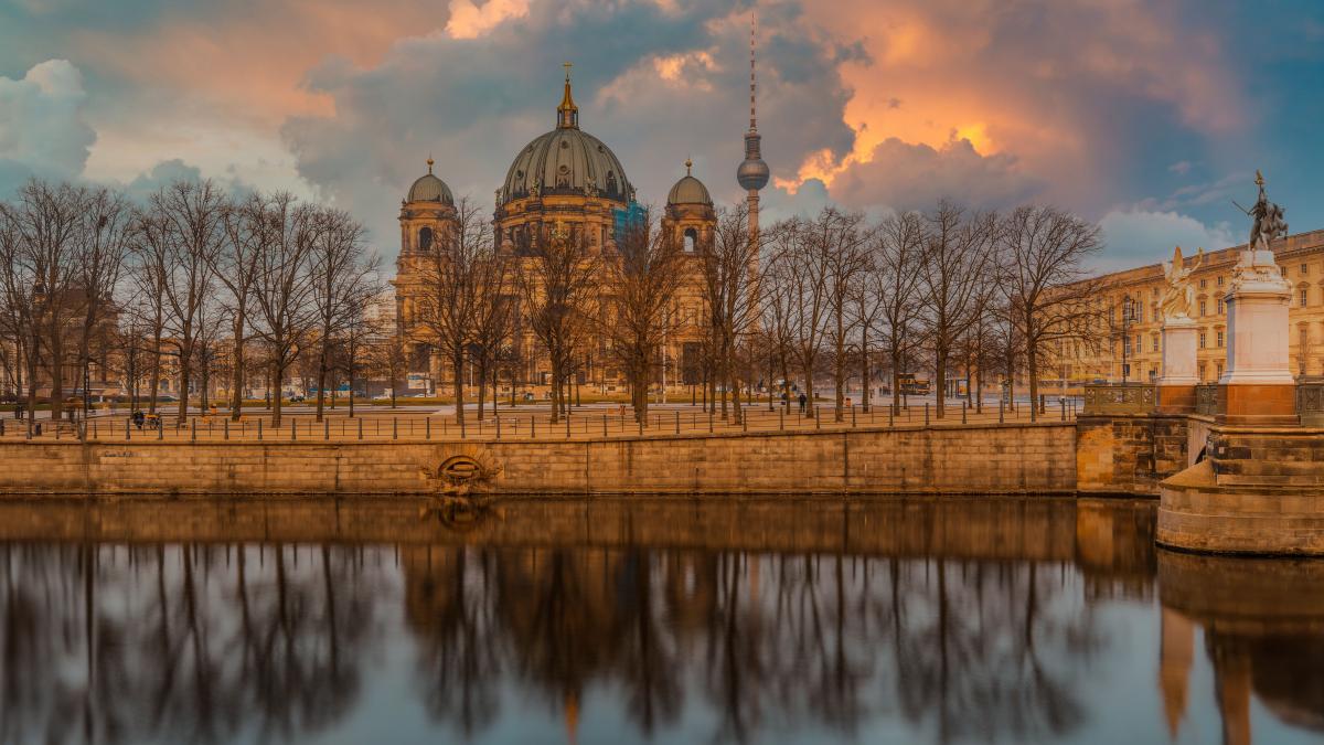 Berliner Dome mit Fernsehturm (2)