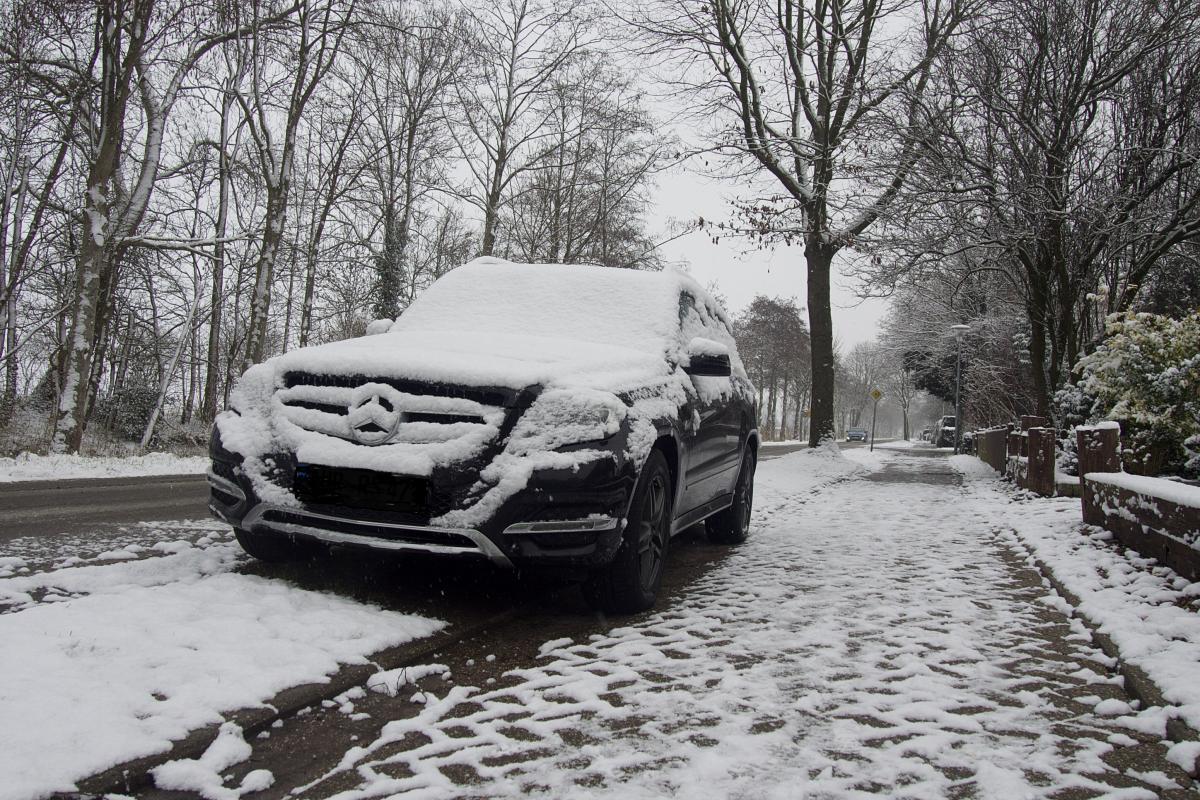 Fahrzeuge im schnee