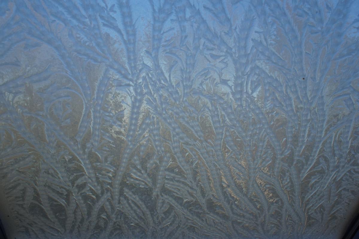 Eisblumen am Dachfenster