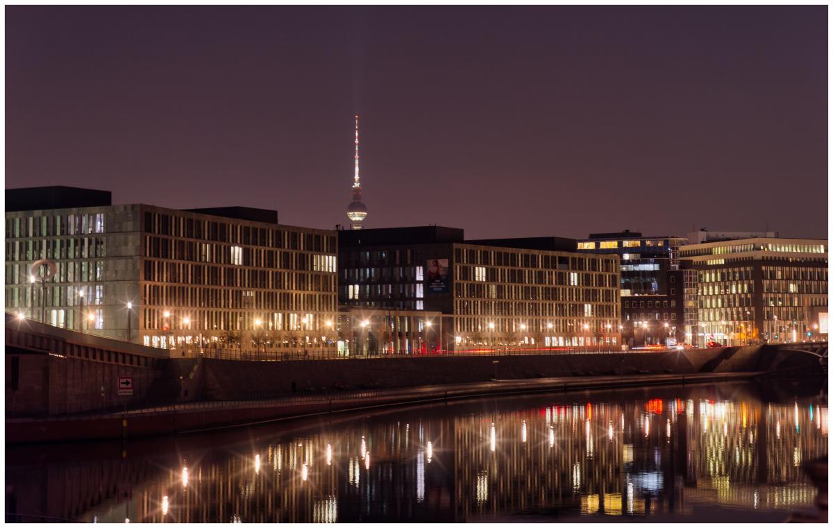 Fernsehturm im Hintergrund 