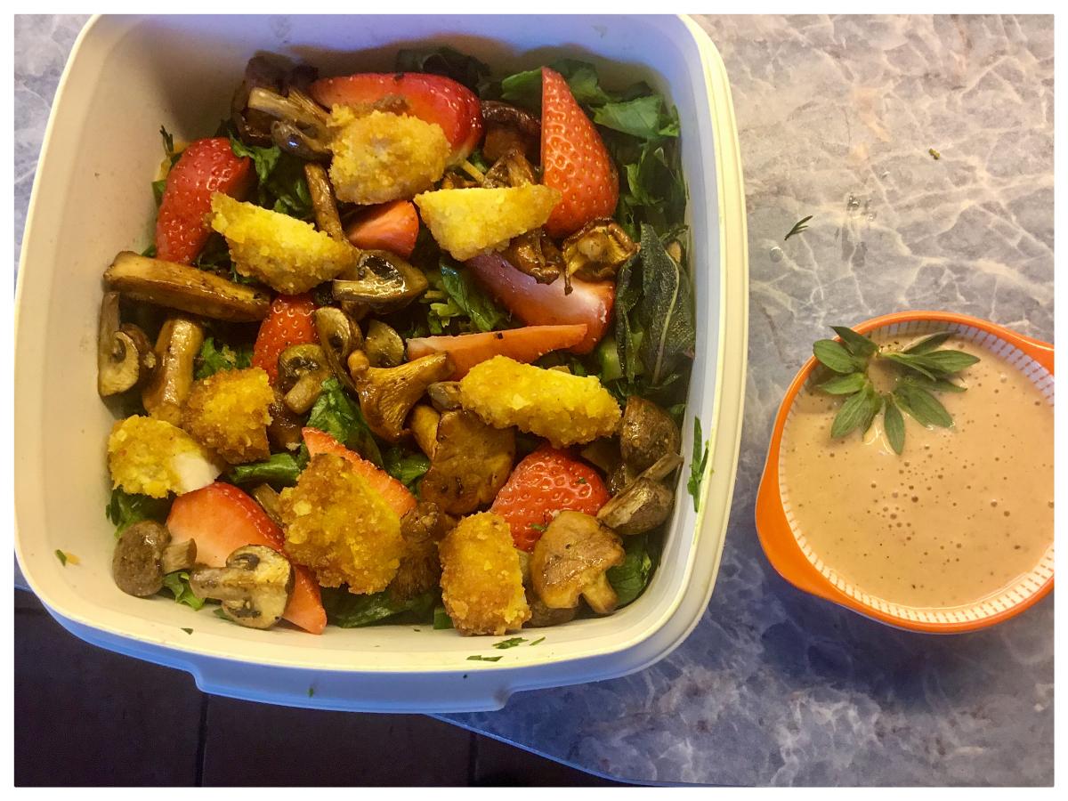 Salat mit Nuggets und Erdbeer Dressing