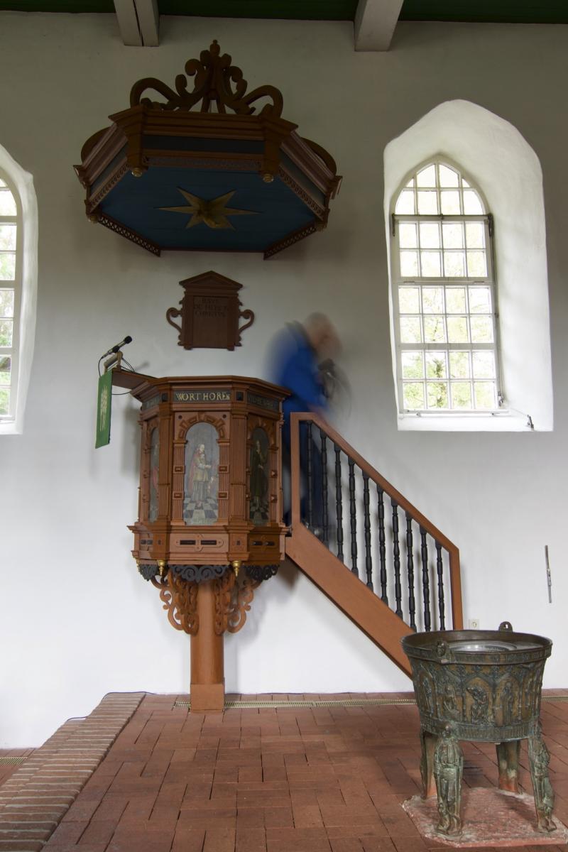 Wer schleicht sich da von der Kanzel?