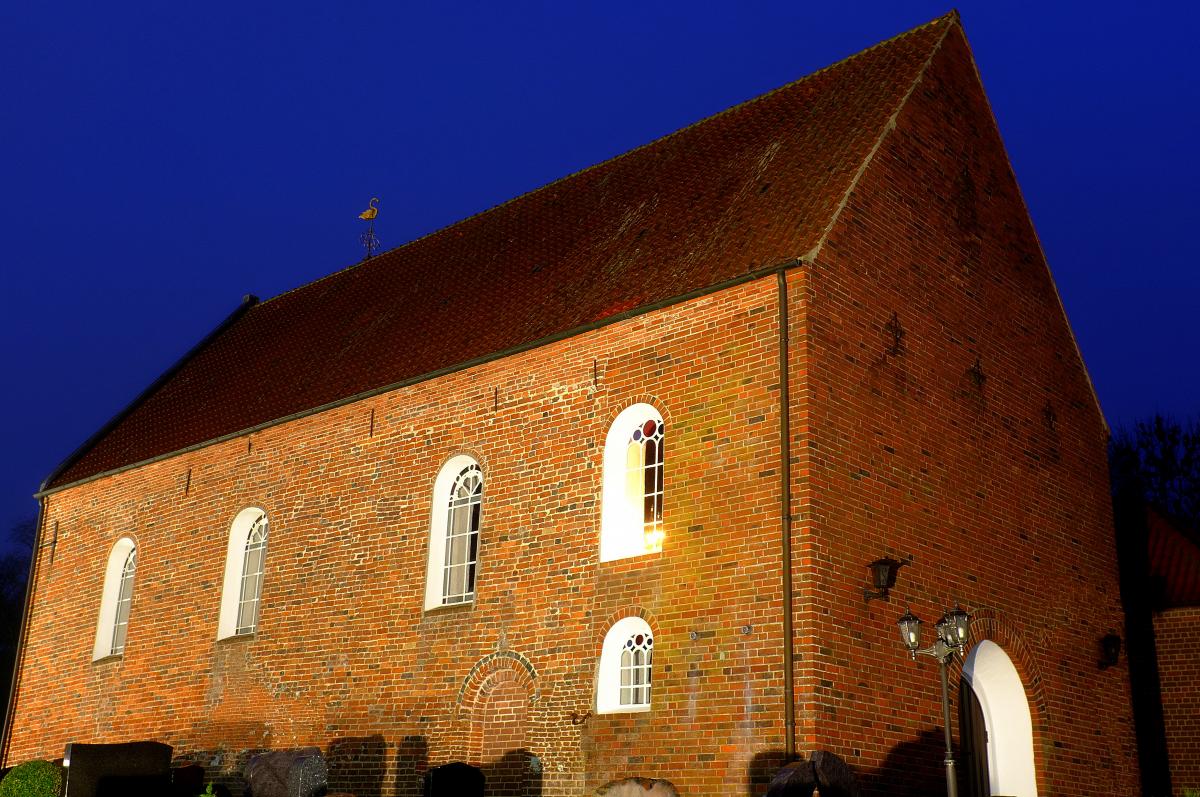 Kirche_Westerende_am_Abend