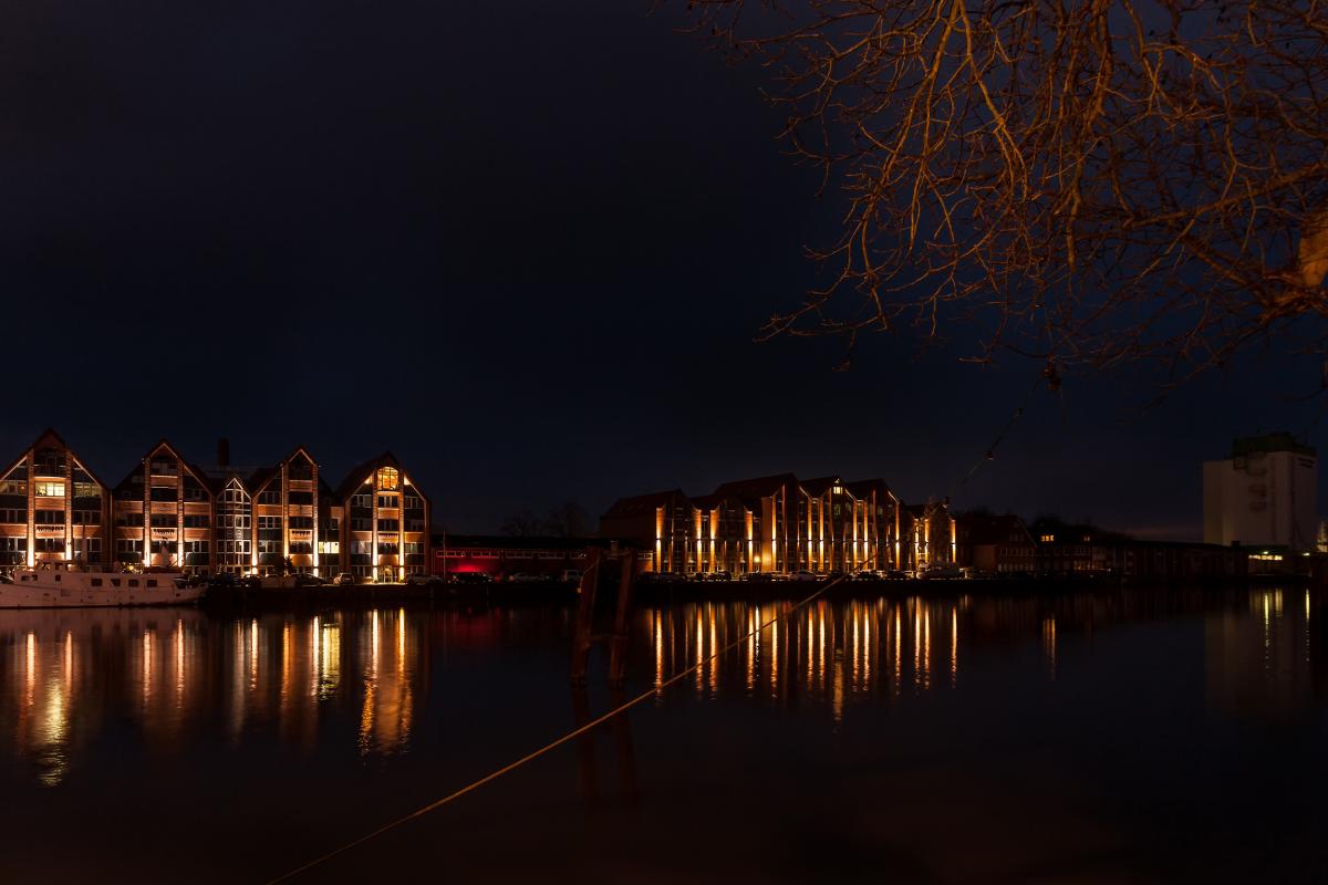 Häuserfront-Leer-Hafen