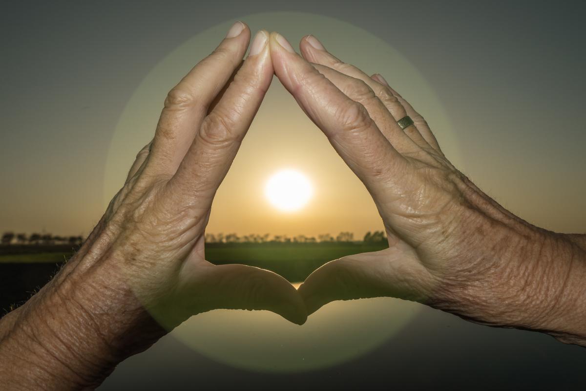 Hände vor der Sonne