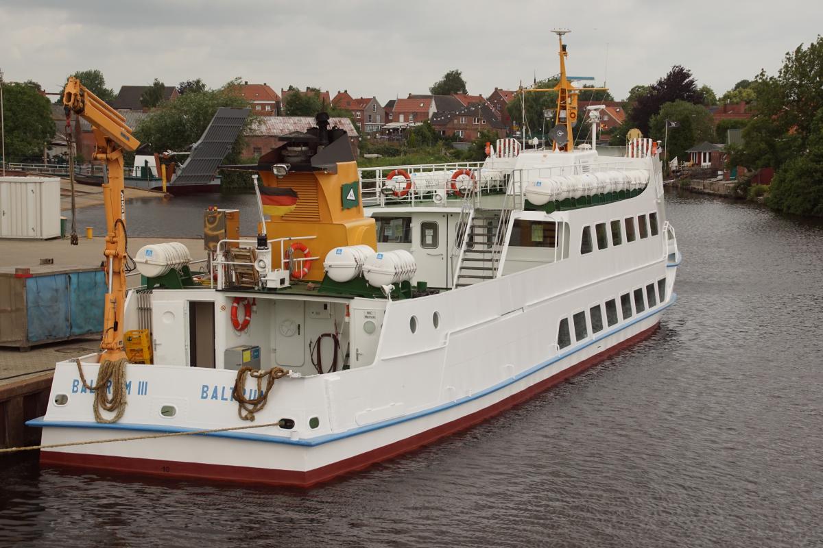 Schiff im Hafen Oldersum